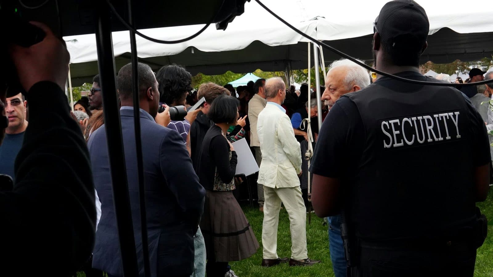 Een beveiliger houdt toezicht bij een evenement