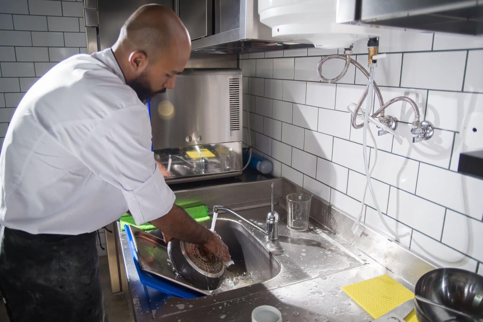 Een afwasser in een restaurantkeuken